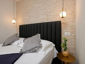 Posteľ alebo postele v izbe v ubytovaní Guesthouse Ana Trogir Old Town