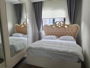 een slaapkamer met een groot bed en een spiegel bij North Star Apart Trabzon in Yomra