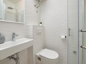 ein Bad mit einem WC, einem Waschbecken und einer Dusche in der Unterkunft Guesthouse Ana Trogir Old Town in Trogir