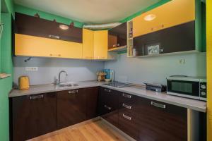 Dapur atau dapur kecil di Colourful Seaview Apartment - Happy Rentals