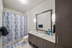 Un baño de Modern and comfy in Post Oak Galleria