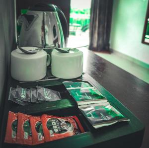 Příslušenství pro přípravu čaje a kávy v ubytování Hotel Elephant Park - NEW DEAL! Half Off Airport Pickups Available