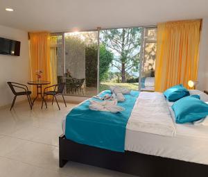 ChachagüíHOTEL PANORAMA SOL的儿童躺在卧室的床上