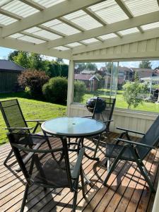 patio con tavolo e sedie su una terrazza di Centralt belägen villa i Öjebyn, Piteå a Piteå