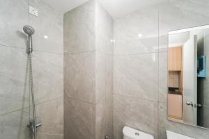 een badkamer met een douche en een toilet bij RedLiving Apartemen Sayana - Premium Property in Tambun-lobangbuaja