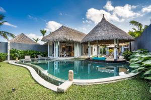 een villa met een zwembad en een resort bij Villa Kizmet Fit by BaliSuperHost in Ubud