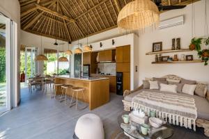 een woonkamer en een keuken met een bed en een tafel bij Villa Kizmet Fit by BaliSuperHost in Ubud