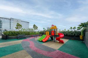 un parque infantil con tobogán en RedLiving Apartemen Sayana - Premium Property, en Tambun-lobangbuaja