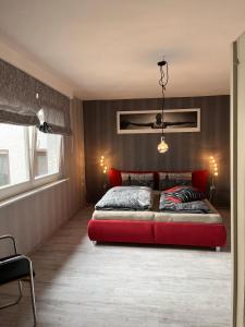 ヴェルニゲローデにあるAltstadtapartmentsのベッドルーム1室(赤いベッド1台付)