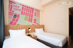 Postel nebo postele na pokoji v ubytování STEG Kuala Lumpur