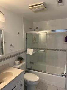 uma casa de banho com um chuveiro, um WC e um lavatório. em Affordable Private Rooms with Shared Bath Kitchen near SFO (SA) em Daly City