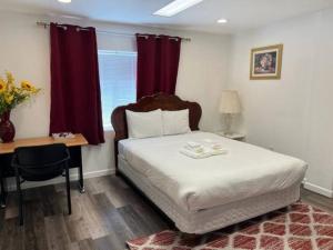 Giường trong phòng chung tại Affordable Private Rooms with Shared Bath Kitchen near SFO (SA)