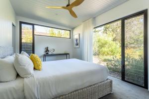Katil atau katil-katil dalam bilik di Woody Nook I Private Properties +15 gambar