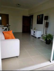 ein Wohnzimmer mit Sofa und Fliesenboden in der Unterkunft Apartamento a 5 minutos Zona Colonial in Santo Domingo