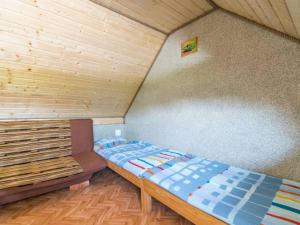 een slaapkamer met een bed in een houten kamer bij Puck domki bis in Połczyno