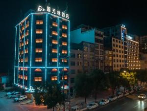 um edifício alto com um sinal em cima em Luyuan Hotel, Shunde Plaza em Ningyuan