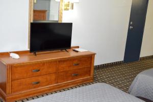 TV a/nebo společenská místnost v ubytování Americas Best Value Inn and Suites St. Cloud
