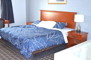 Postel nebo postele na pokoji v ubytování Americas Best Value Inn and Suites St. Cloud