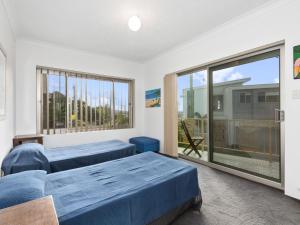 Dos camas en una habitación con una gran ventana. en Blue Horizons Kingscliff with Pool, en Kingscliff 26 fotos más