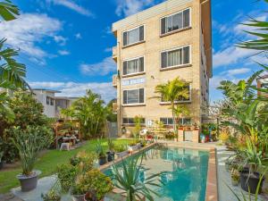 Un edificio de apartamentos con piscina enfrente. en Blue Horizons Kingscliff with Pool, en Kingscliff