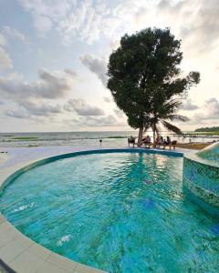 uma piscina com uma árvore e a água em Water Scapes em Kumarakom