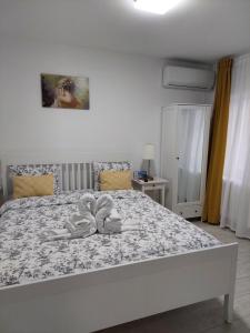 Postel nebo postele na pokoji v ubytování Vila de pe Lac Amara