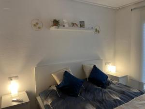um quarto com uma cama com duas almofadas azuis em Casa Estefania em Sucina