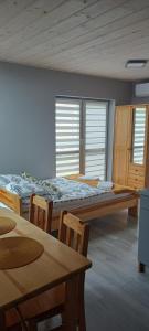 佐托爾的住宿－Noclegi przy Skawie，客房设有两张床、桌子和窗户。