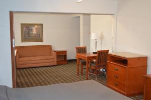 Posezení v ubytování Americas Best Value Inn and Suites St. Cloud
