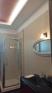 een badkamer met een douche, een wastafel en een spiegel bij Sweet home #chania in Perivólia
