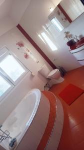 een badkamer met een groot bad in een kamer bij Sweet home #chania in Perivólia
