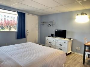 Llit o llits en una habitació de Departure Bay Motel