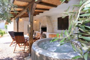 HACIENDA MIA with yacuzzi,BBQ , free parking的庭院或其他户外区域