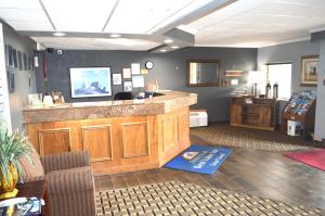 Kuchyň nebo kuchyňský kout v ubytování Americas Best Value Inn and Suites St. Cloud