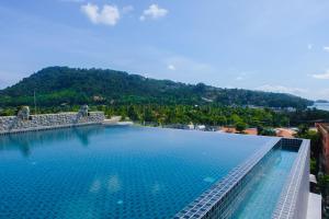 Bazén v ubytování YouDee Hotel Patong - formerly Meir Jarr Hotel Patong nebo v jeho okolí