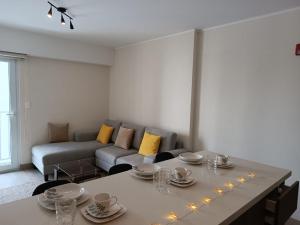 un soggiorno con tavolo e divano di lovely apartament with hydromassage a Lima