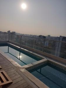 una piscina sul tetto di un edificio di lovely apartament with hydromassage a Lima