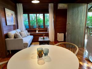 sala de estar con mesa blanca y sofá en Koompartoo Retreat Bellingen, en Bellingen