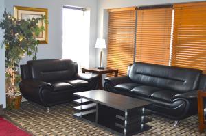 Posezení v ubytování Americas Best Value Inn and Suites St. Cloud