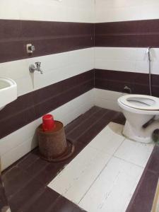a bathroom with a toilet and a sink at SPOT ON Hotel Ellora in Raipur