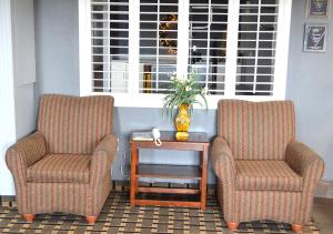 Posezení v ubytování Americas Best Value Inn and Suites St. Cloud