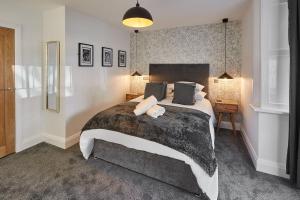 1 dormitorio con 1 cama grande y 2 almohadas en Ocean Pearl Whitby, en Whitby