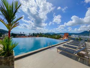 Bazén v ubytování YouDee Hotel Patong - formerly Meir Jarr Hotel Patong nebo v jeho okolí