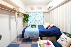 a small room with two beds and a couch at Kameari 1003 Budget Stay High Floor Near Station Mall Disney Access in Tokyo