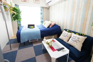 Habitación pequeña con cama y sofá en SC Kameari 1003, en Tokio