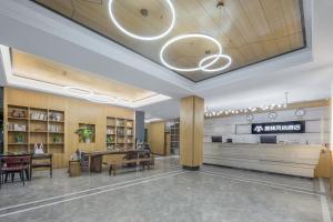 vestíbulo de una biblioteca con mesa y sillas en Morninginn, Malan Mountain Metro, en Changsha