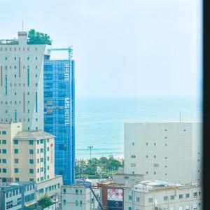 ein Blick auf eine Stadt mit dem Meer im Hintergrund in der Unterkunft Family Hotel & Arbol in Busan