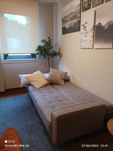 łóżko w narożniku pokoju w obiekcie Apartamento Piscina 2G by Urraca Suites Viveiro w mieście Viveiro