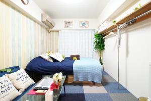 a small room with a bed and a table at SC Kameari 1110 in Tokyo