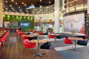 استوديو إيبيس باندونغ ترانس في باندونغ: مطعم بطاولات وكراسي في مبنى